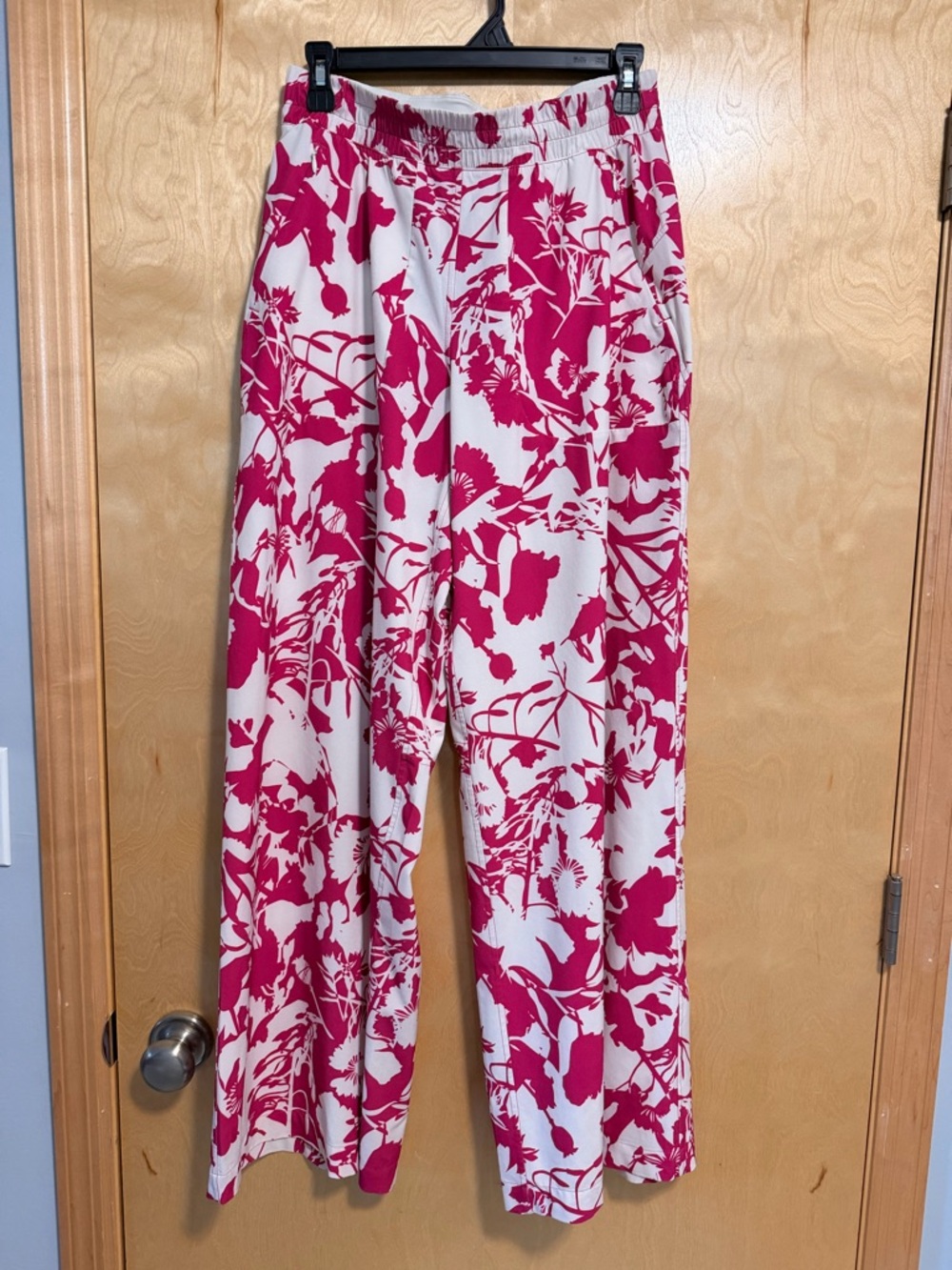 lululemon athletica Wide-Leg Floral Pants in Magenta and Cream - Picture 9 of 11